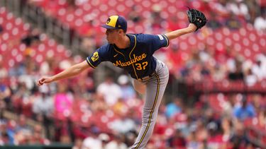El abridor de los Cerveceros de Milwaukee Jacob Misiorowski lanza en la primera entrada del primer juego de la doble cartelera ante los Cardenales de San Luis el martes 7 de junio del 2026. (AP Foto/Jeff Roberson)