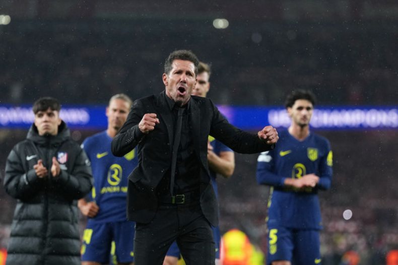 El entrenador del Atlético de Madrid, Diego Simeone, gesticula hacia la afición al final del partido de vuelta de la semifinal de la Liga de Campeones entre el Arsenal FC y el Atlético de Madrid en Londres, el martes 5 de mayo de 2026. (Foto AP/Alastair Grant)