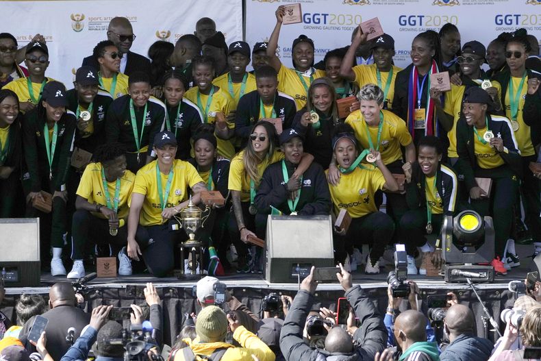 ARCHIVO - La selección femenina de Sudáfrica es recibida en el aeropuerto internacional de Johanesburgo, el 26 de julio de 2022, tras ganar la Copa Africana femenina. (AP Foto/Themba Hadebe)