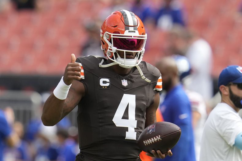 El quarterback de los Browns de Cleveland Deshaun Watson calienta antes del juego ante los Giants de Nueva York el domingo 22 de septiembre del 2024. (AP Foto/Sue Ogrocki)
