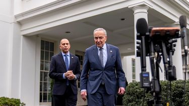 El líder de la minoría demócrata en el Senado Chuck Schumer (d) y el líder de la minoría demócrata en la Cámara de Representantes Hakeem Jeffries en la Casa Blanca en Washington el 27 de febrero del 2024. (AP foto/Andrew Harnik)