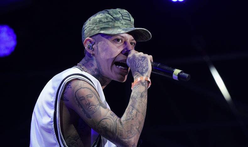 ARCHIVO - El rapero Angel Quezada, alias Santa Fe Klan, durante su presentación en la 22ª edición del festival Vive Latino en la Ciudad de México el 19 de marzo de 2022. (Foto AP/Eduardo Verdugo, archivo)