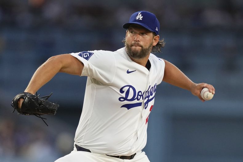 Clayton Kershaw, de los Dodgers de Los Ángeles, hace un lanzamiento en el juego del viernes 8 de agosto de 2025, ante los Azulejos de Toronto (AP Foto/Mark J. Terrill)