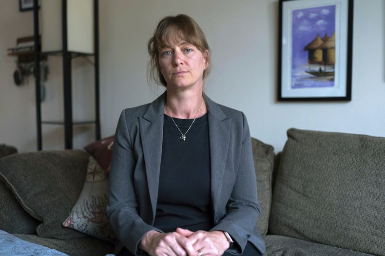 Jenna Norton, que trabaja como investigadora en los Institutos Nacionales de Salud de EEUU, posa para una fotografía durante una entrevista con The Associated Press en Bethesda, Maryland, el viernes 6 de junio de 2025. (AP Foto/Jose Luis Magana)