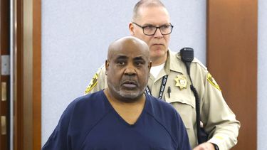 ARCHIVO - Duane Keffe D Davis, acusado de orquestar el asesinato en 1996 del ícono del hip hop Tupac Shakur, es conducido a la sala del tribunal durante una audiencia en el Centro de Justicia Regional, el 23 de abril de 2024, en Las Vegas. Una jueza de Nevada decidirá el martes 25 de junio si el ex líder de una pandilla del área de Los Ángeles, Davis, será liberado de la cárcel y recibirá arresto domiciliario antes de su juicio por asesinato en 1996 de la leyenda de la música hip-hop Tupac Shakur. (Bizuayehu Tesfaye/Las Vegas Review-Journal vía AP, archivo)