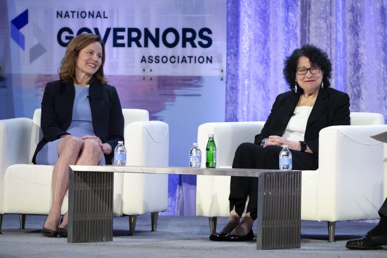 ARCHIVO - Las juezas de la Corte Suprema, Amy Coney Barrett, izquierda, y Sonia Sotomayor conversan con el juez de apelaciones retirado Thomas Griffith, fuera de la imagen, durante una reunión de la Asociación Nacional de Gobernadores, 22 de febrero de 2024, en Washington. (AP Foto/Mark Schiefelbein, File)