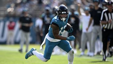 ARCHIVO - En foto del 27 de octubre del 2024, el receptor de los Jaguars de Jacksonville Christian Kirk corre tras atrapar un pase en el encuentro ante los Packers de Green Bay. (AP Foto/Phelan M. Ebenhack, Archivo)