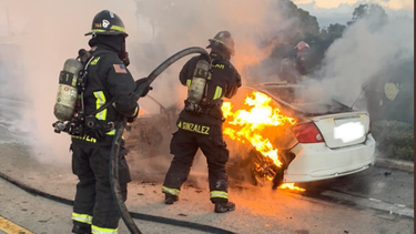 auto se incendia en el barrio de hialeah; no hubo heridos
