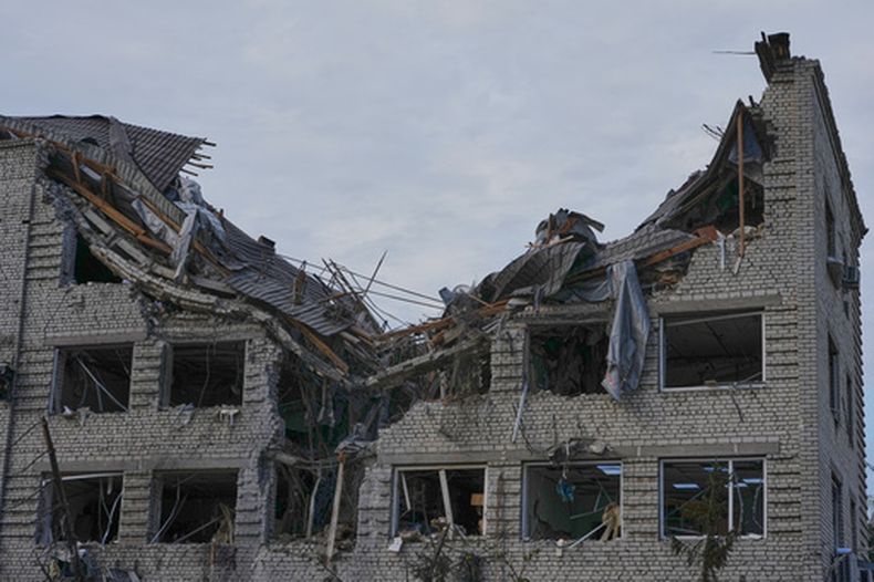 Un edificio dañado tras un ataque ruso con misiles en Kiev, Ucrania, el jueves 16 de abril de 2026. (AP Foto/Efrem Lukatsky)