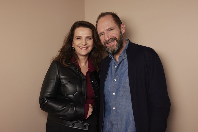 Juliette Binoche, izquierda, y Ralph Fiennes posan para un retrato para promover la película The Return el miércoles 4 de diciembre de 2024 en Nueva York. (Foto Matt Licari/Invision/AP)