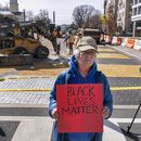 Jessica Sawyer, de 77 años, de Rockville, Maryland, sostiene un cartel que dice Black Lives Matter, el lunes 10 de marzo de 2025, mientras comienza la demolición del mural de Black Lives Matter en Washington. Estoy muy enojadA de que la administración Trump esté obligando al gobierno de D.C. a quitar algo que es tan importante, dice Sawyer. (AP Foto/Jacquelyn Martin)
