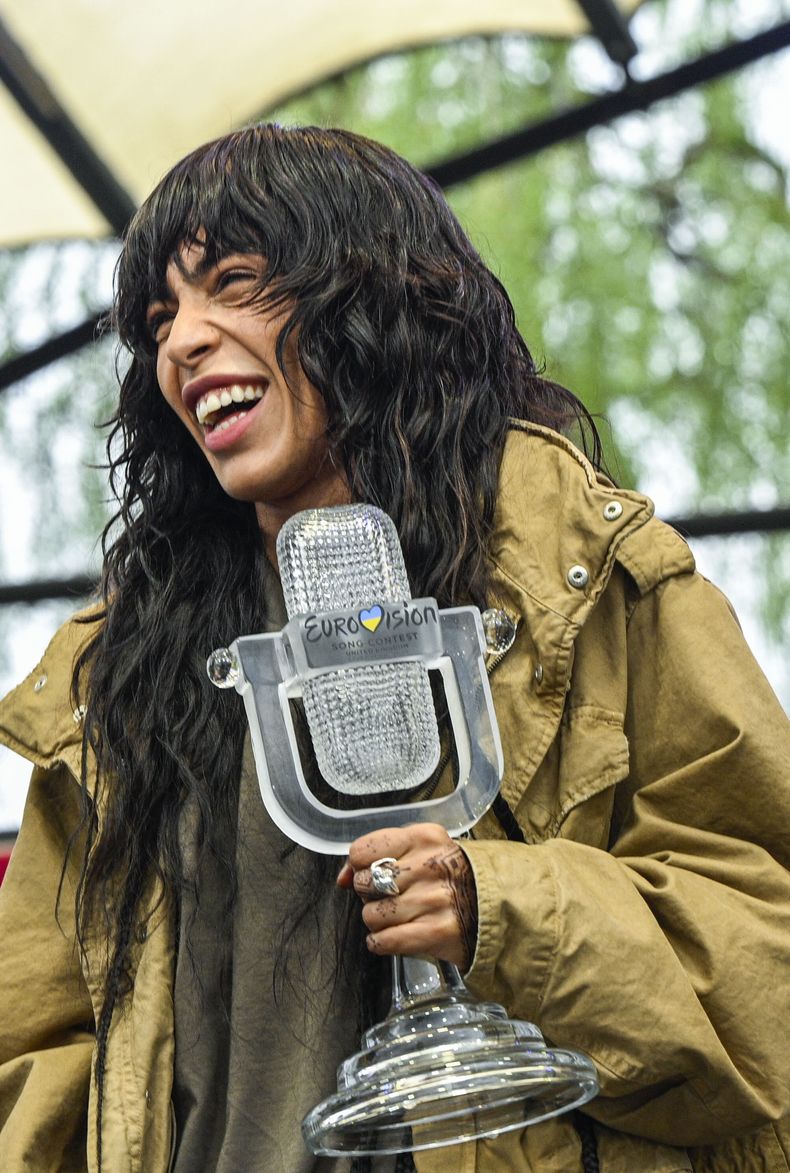 La ganadora del Festival de Eurovisión Loreen de Suecia en el escenario con su trofeo para celebrar con fanáticos en el parque Kungstradgarden en Estocolmo, Suecia, el martes 16 de mayo de 2023. Loreen (Lorine Talhaoui) ganó la final de Eurovisión en Liverpool el 13 de mayo con la canción Tattoo. (Anders Wiklund/TT News Agency vía AP)
