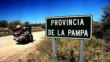 americateve | Un antiguo jerarca castrista abordó esta semana con el gobernador de la provincia de La Pampa el envío de galenos cubanos a pequeñas aldeas de ese territorio.