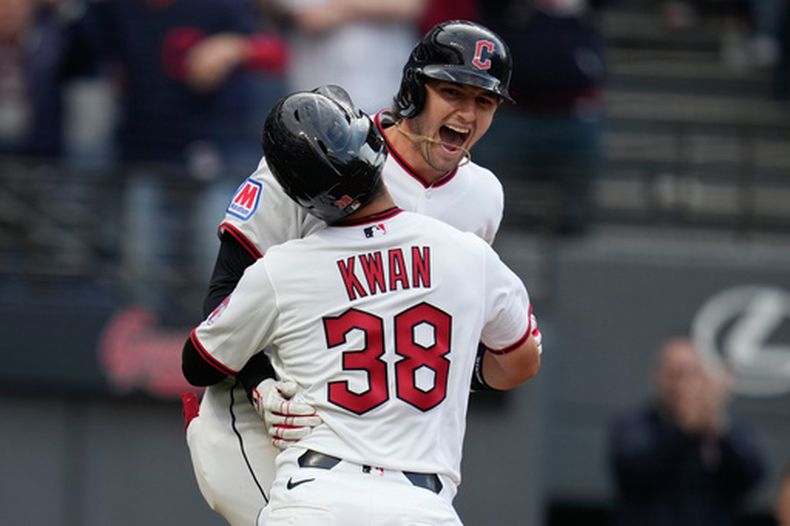 Chase DeLauter, de los Guardianes de Cleveland, festeja con su compañero Steven Kwan en el juego del viernes 3 de abril de 2026 ante los Cachorros de Chicago (AP Foto/Sue Ogrocki)
