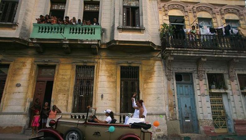 Los motivos más comunes que mueven a los cubanos a vender sus casas: los ancianos a quienes ?ya la casa les queda muy grande?, y ?los aventureros? que necesitan dinero para pagarse su salida de Cuba.