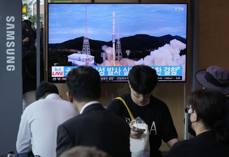 Una pantalla de televisión muestra una imagen de archivo del lanzamiento de un cohete norcoreano, durante un programa de noticias, en la Estación de Tren de Seúl, Corea del Sur, el lunes 19 de junio de 2023. (AP Foto/Ahn Young-joon)