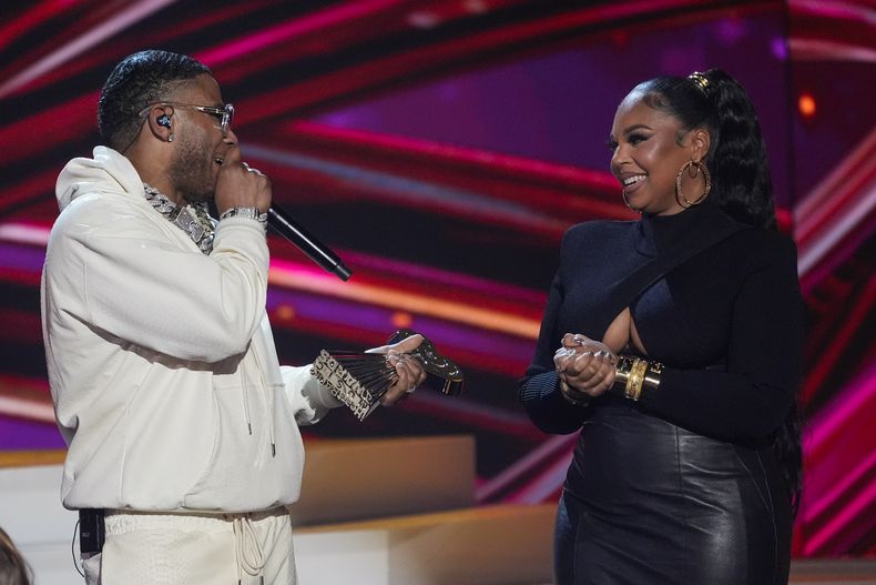 Ashanti, a la derecha, entrega el premio histórico a Nelly, a la izquierda, durante los iHeartRadio Music Awards, el lunes 17 de marzo de 2025, en el Teatro Dolby de Los Ángeles. (Foto AP/Chris Pizzello)