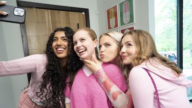 En esta imagen proporcionada por Paramount Pictures, Avantika, de izquierda a derecha, Angourie Rice, Renee Rapp y Bebe Wood en una escena de Mean Girls. (Jojo Whilden/Paramount vía AP)