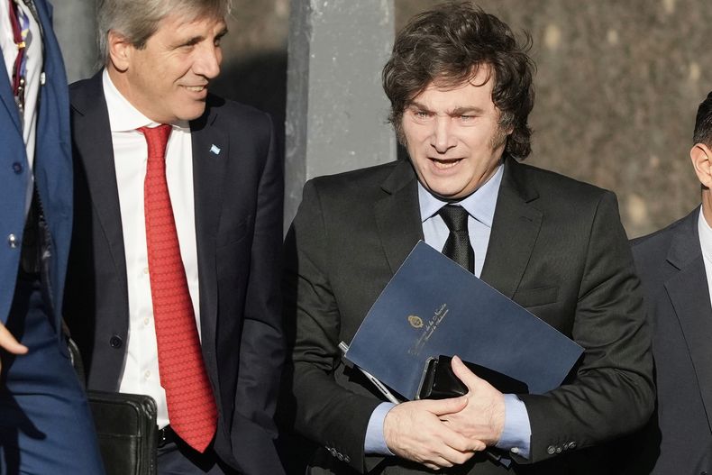 El presidente argentino Javier Milei, a la derecha, y su ministro de Economía, Luis Caputo, ingresan al Ministerio de Economía después de una reunión con el secretario del Tesoro de Estados Unidos, Scott Bessent, en Buenos Aires, Argentina, el lunes 14 de abril de 2025. (AP Foto/Natacha Pisarenko)