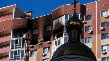 Un edificio residencial, con daños causados por un ataque con drones rusos, en Kiev, Ucrania, el 2 de octubre de 2026. (AP Foto/Evgeniy Maloletka)