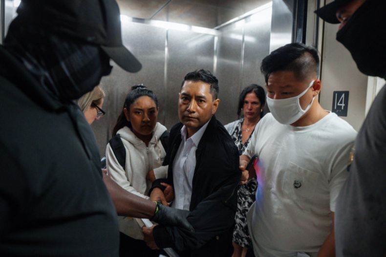 ARCHIVO - Agentes federales de Inmigración y Aduanas sacan a un hombre de un ascensor cuando él y su hija intentaban marcharse tras una vista en una corte de inmigración, el viernes 5 de septiembre de 2025 en Nueva York. (AP Foto/Olga Fedorova, Archivo)