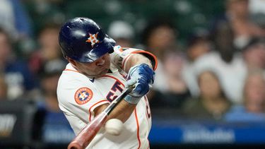 El venezolano José Altuve, de los Astros de Houston, pega un sencillo ante los Azulejos de Toronto, el martes 4 de agosto de 2026 (AP Foto/David J. Phillip)