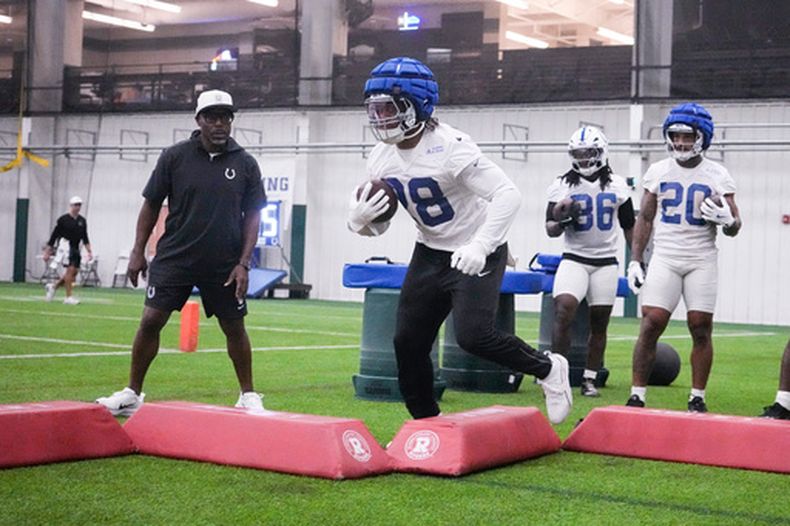 El corredor de los Colts de Indianapolis Jonathan Taylor (28) corre en un drill durante las prácticas de la NFL en el training camp e Westfield, Ind., Saturday, Aug. 1, 2026. (AP Photo/Michael Conroy)