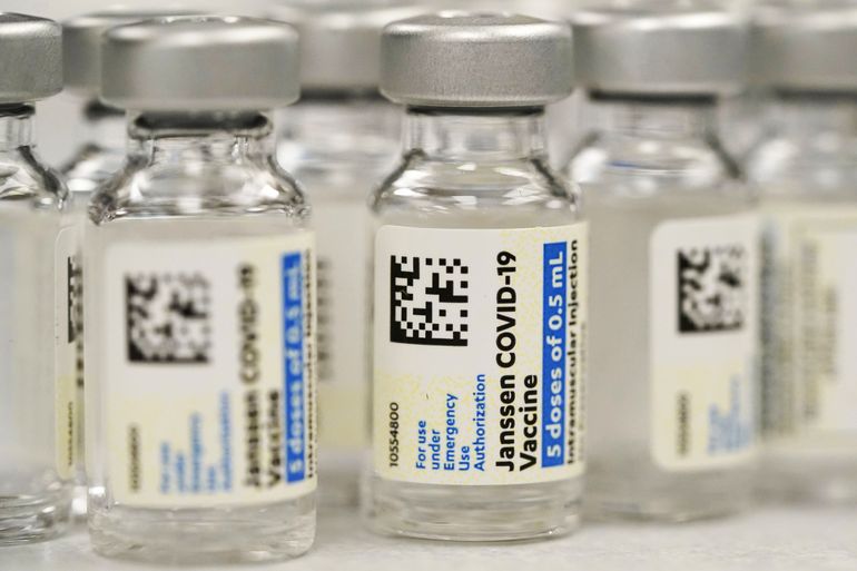 EEUU restringe uso de vacuna contra COVID de J&J por trombos