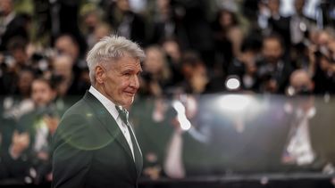 Harrison Ford posa a su llegada al estreno de la película Indiana Jones and the Dial of Destiny en la 76a edición del festival internacional de cine de Cannes, en sur de Francia, el jueves 18 de mayo de 2023. (Foto Vianney Le Caer/Invision/AP)