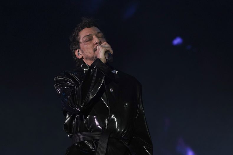 El vocalista León Larregui de la banda mexicana de rock Zoé durante su presentación en la 25ª edición del festival de música Vive Latino en la Ciudad de México, el domingo 16 de marzo de 2025. (Foto AP/Aurea Del Rosario)