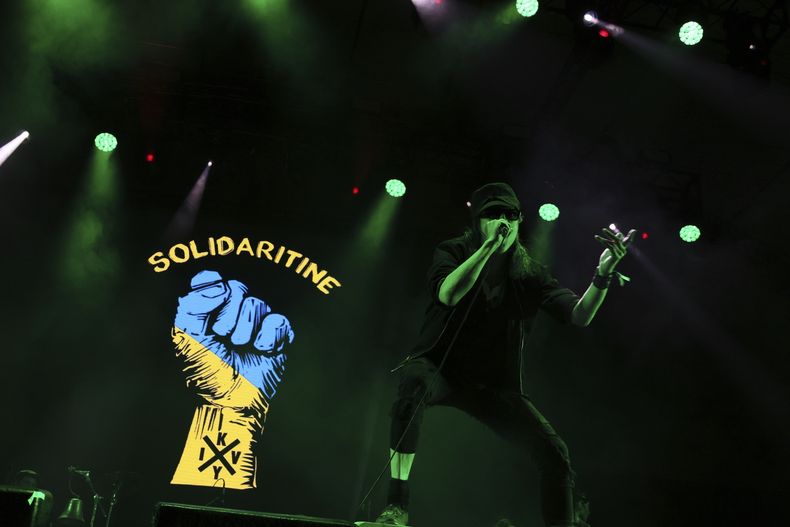 El vocalista ucraniano Eugene Hütz de la banda internacional Gogol Bordello durante su concierto en el Festival Vive Latino en la Ciudad de México el sábado 16 de marzo de 2024. (Foto AP/Ginnette Riquelme)
