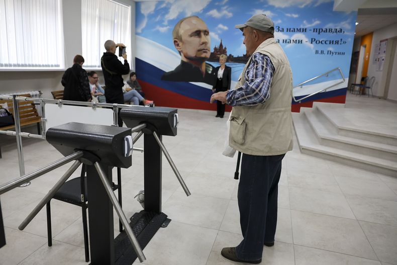 Foto de un centro de votación durante las elecciones en Donetsk, en la zona de Donetsk, ocupada por Rusia, en Ucrania, el 10 de septiembre de 2023. (Foto AP)
