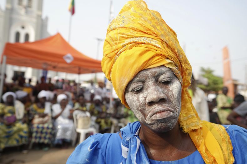 Una adoradora del vudú baila antes del Festival Anual del Vudú en Ouidah, Benín, el 9 de enero de 2025. (AP Foto/Sunday Alamba)