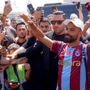 Mohamed Salah, de Egipto, saluda a fanáticos mientras porta la camiseta del Trabzonspor, su nuevo equipo, al llegar al aeropuerto de Estambul, el miércoles 5 de agosto de 2026, en Estambul, Tuquía. (Samet Yalcin/DIA Photo via AP)
