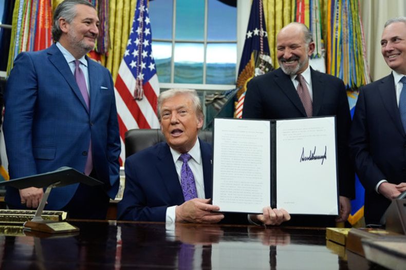 ARCHIVO - Flanqueado por el senador Ted Cruz, republicano de Texas, a la izquierda, y el secretario de Comercio, Howard Lutnick, segundo por la derecha, y el responsable de cripto, David Sacks, el presidente de Estados Unidos, Donald Trump, muestra su iniciativa de IA firmada en el Despacho Oval, en la Casa Blanca, el 11 de diciembre de 2025 en Washington. (AP Foto/Alex Brandon, Archivo)
