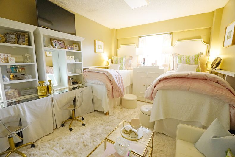 ARCHIVO - Un dormitorio de estilo elegante, con cabeceras tachonadas de oro y almohadas hechas a medida, aparece en la Universidad de Mississippi en Oxford, Mississippi, el 30 de agosto de 2023. (Foto AP/Rogelio V. Solis, archivo)