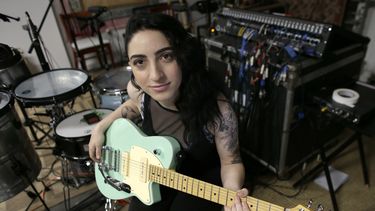 Emily Estefan se forja su propio camino en la música