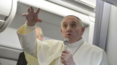 el papa francisco permanecera hospitalizado varios dias por una infeccion respiratoria