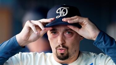 ARCHIVO - Blake Snell, abridor de los Dodgers de Los Ángeles, se coloca la gorra antes del duelo ante los Bravos de Atlanta, el 9 de mayo de 2026 (AP Foto/Caroline Brehman, archivo)