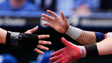 Steven Kwan celebra con sus compañeros de los Guardianes de Cleveland José Ramírez y Daniel Schneemann tras anotar en un doble de dos carreras de Kyle Manzardo en la primera entrada ante los Reales de Kansas City el jueves 7 de mayo del 2026. (AP Foto/Charlie Riedel)