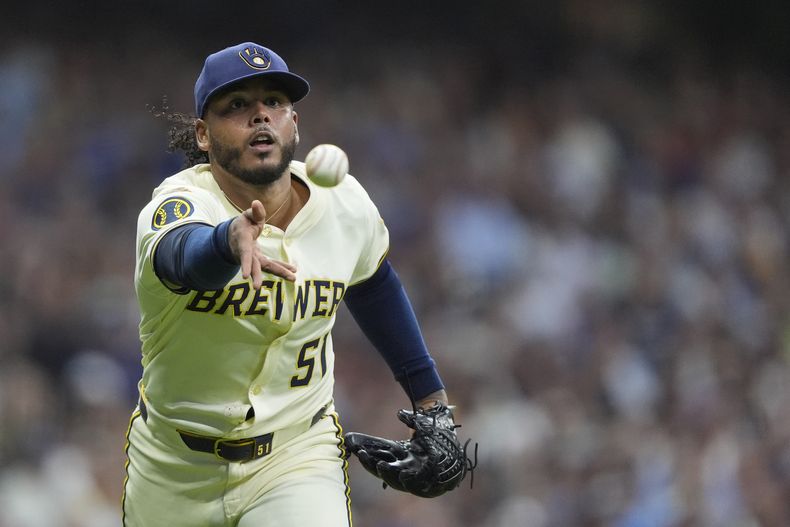 Freddy Peralta, de los Cerveceros de Milwaukee, lanza la pelota a primera base durante la sexta entrada del juego de béisbol de Grandes Ligas frente a los Dodgers de Los Ángeles, el lunes 7 de julio de 2025, en Milwaukee. (AP Foto/Aaron Gash)