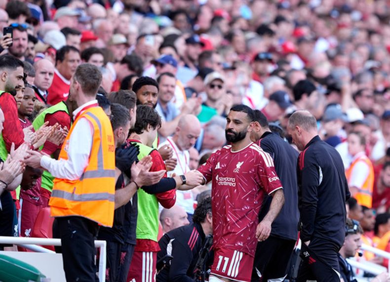 Mohamed Salah, de Liverpool, es sustituido en su última aparición con el equipo de la Liga Premier contra Brentford, el domingo 24 de mayo de 2026, en Liverpool, Inglaterra. (Peter Byrne/PA via AP)