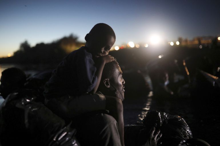México repatria en avión a 129 migrantes haitianos