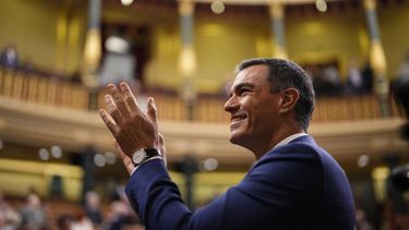 El presidente del gobierno español en funciones, Pedro Sánchez, aplaude durante el debate de investidura en el Congreso de los Diputados en España, el jueves 16 de noviembre de 2023. (AP Foto/Manu Fernández)