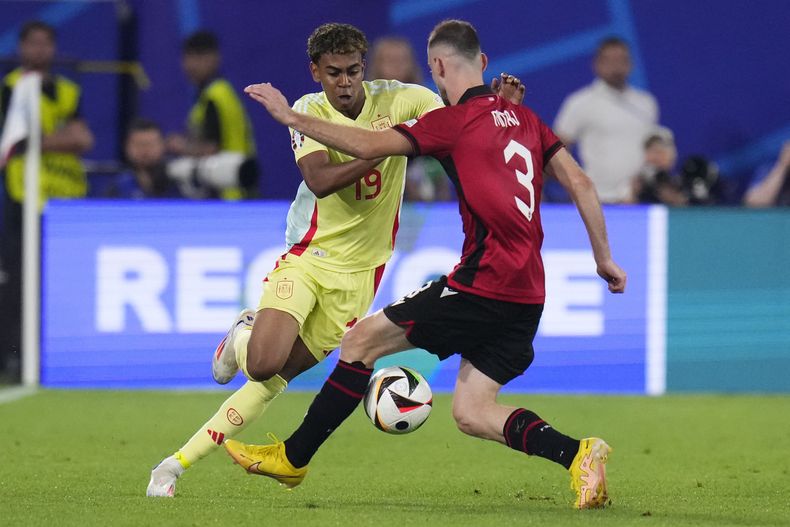 El español Lamine Yamal, a la izquierda, compite por el balón con el albanés Mario Mitaj durante un partido del Grupo B entre Albania y España en la Eurocopa 2024 en Düsseldorf, Alemania, el lunes 24 de junio de 2024. España ganó 1-0. (AP Foto/Manu Fernández)