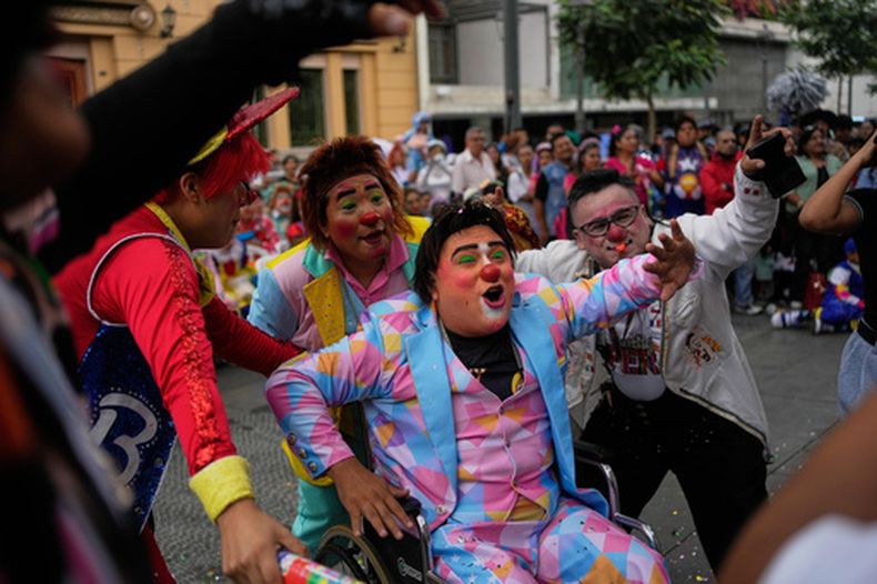 Varios payasos participan en las celebraciones del Día Nacional del Payaso el lunes 25 de mayo de 2026, en Lima, Perú. (AP Foto/Martín Mejía)