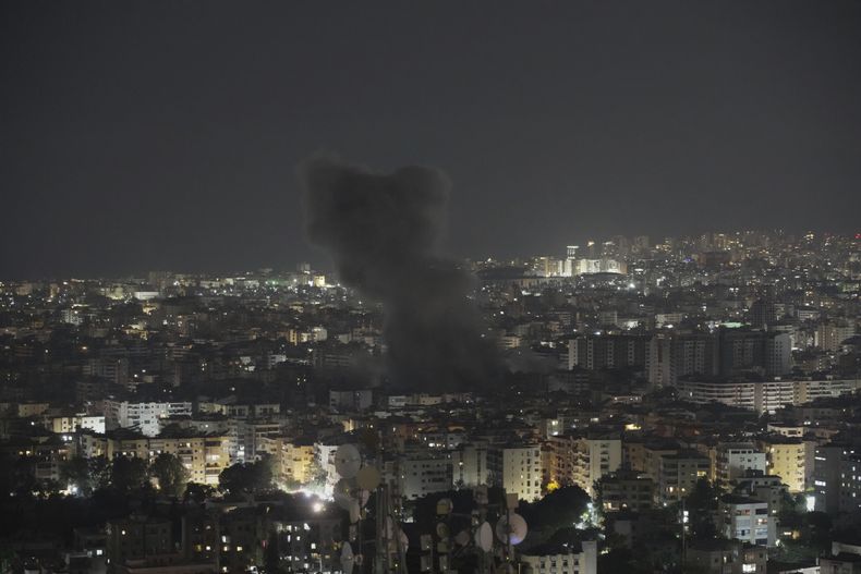 Sale humo después de un bombardeo israelí en Dahiyeh, un suburbio de Beirut, el 5 de junio del 2025. (AP foto/Hassan Ammar)