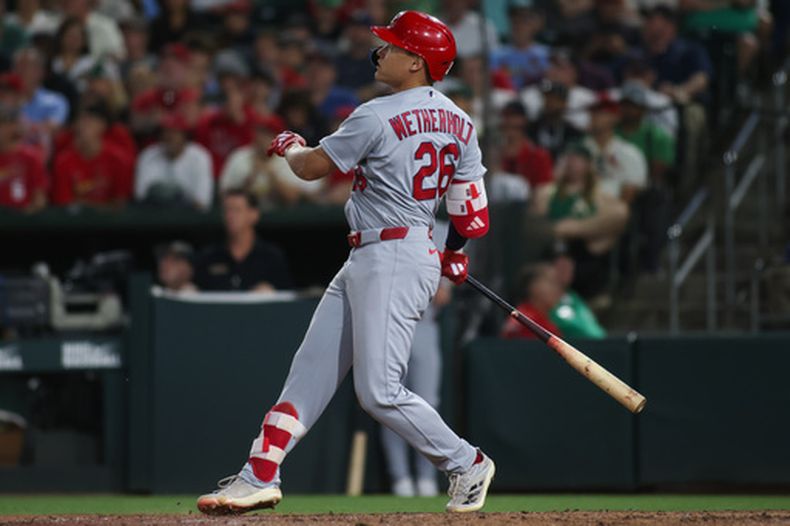 JJ Wetherholt, de los Cardenales de San Luis, observa su jonrón de dos carreras ante los Atléticos, el martes 12 de mayo de 2026 (AP Foto/Scott Marshall)