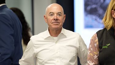 El secretario de Seguridad Nacional, Alejandro Mayorkas, observa durante una visita del presidente Joe Biden al Centro de Operaciones de Emergencia de Washington, el 2 de julio de 2024, en Washington. (AP Foto/Evan Vucci)
