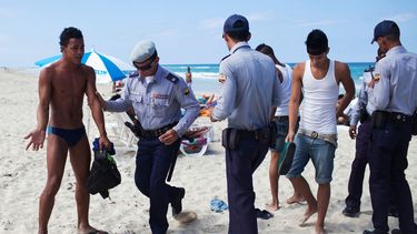 La policía dice que detiene a los homosexuales en las zonas de cruising como medida preventiva.
